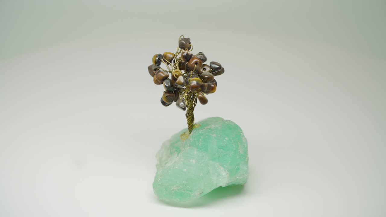 검은 색 보석이 회전하는 아름다운 크리스탈 와이어 트리 - 클로즈업 샷