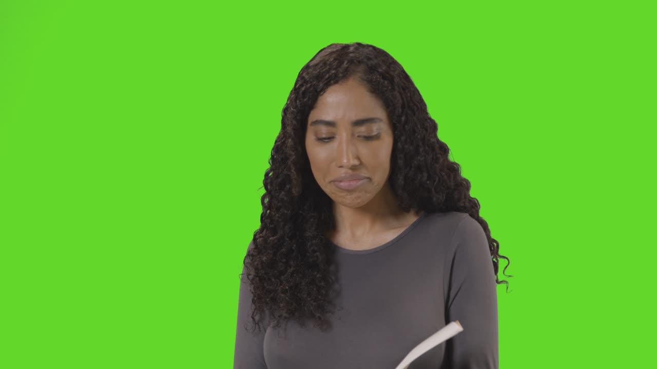 ritratto di una studentessa universitaria o universitaria contro lo schermo verde che sorride alla telecamera 3