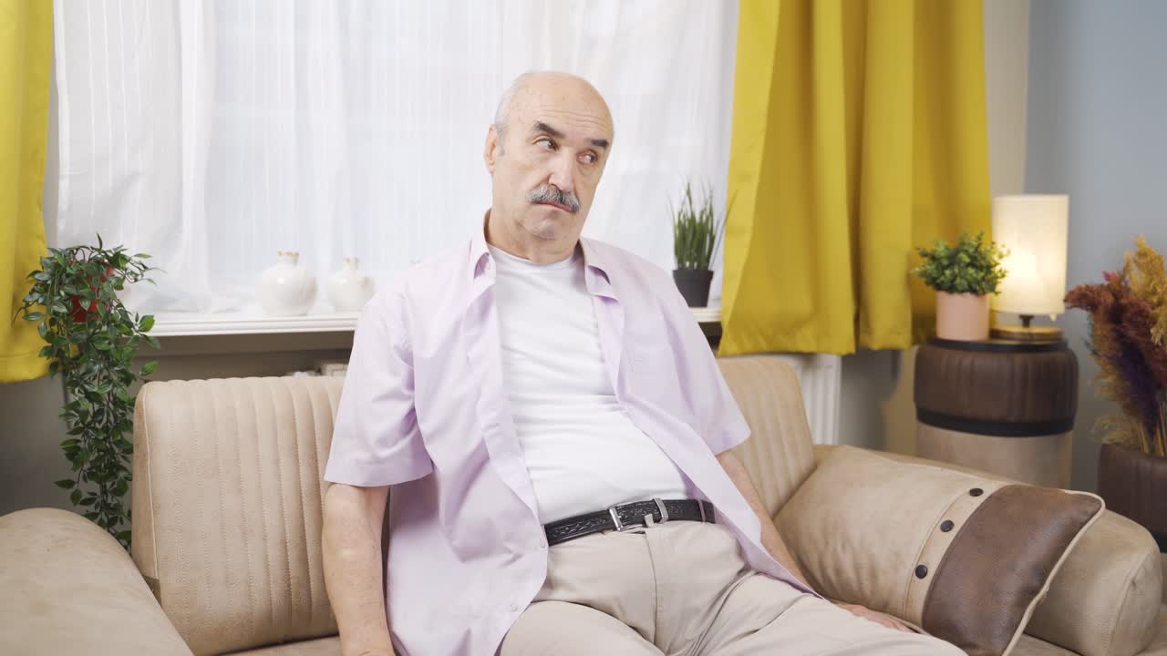 Anziano paranoico che si guarda intorno a casa