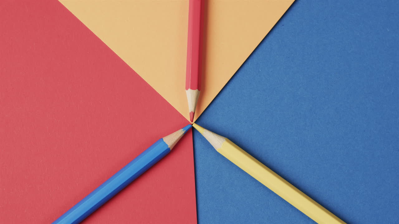 슬로우 모션 으로 다채로운 배경 에 있는 크레이온 들 의 상상