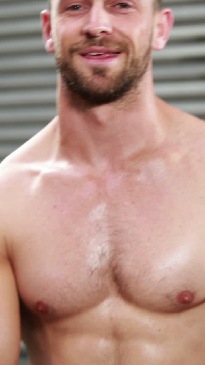 hombre en forma cansado mostrando el pulgar hacia arriba sin camisa