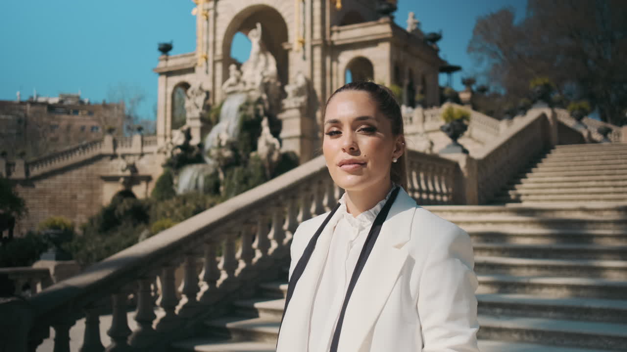 밖에서 서 있는 세련된 젊은 여성.