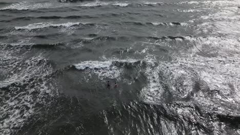 Gente-Jugando-En-Las-Olas-En-Un-Hermoso-Mar