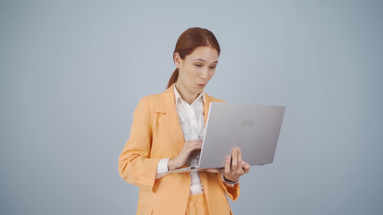 만족한 사업가 여성은 노트북을 보고 승인합니다.