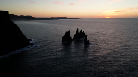 impresionantes rocas en la costa de reynisfjara, islandia al atardecer, desde el aire