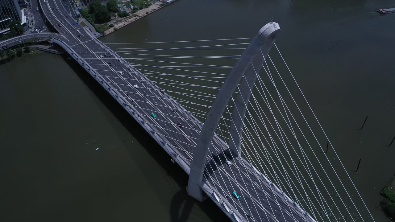 극적인 빛에 도로 교통과 함께 강 위의 서스펜션 브리지의  ⁇ 도를 아래로 내려