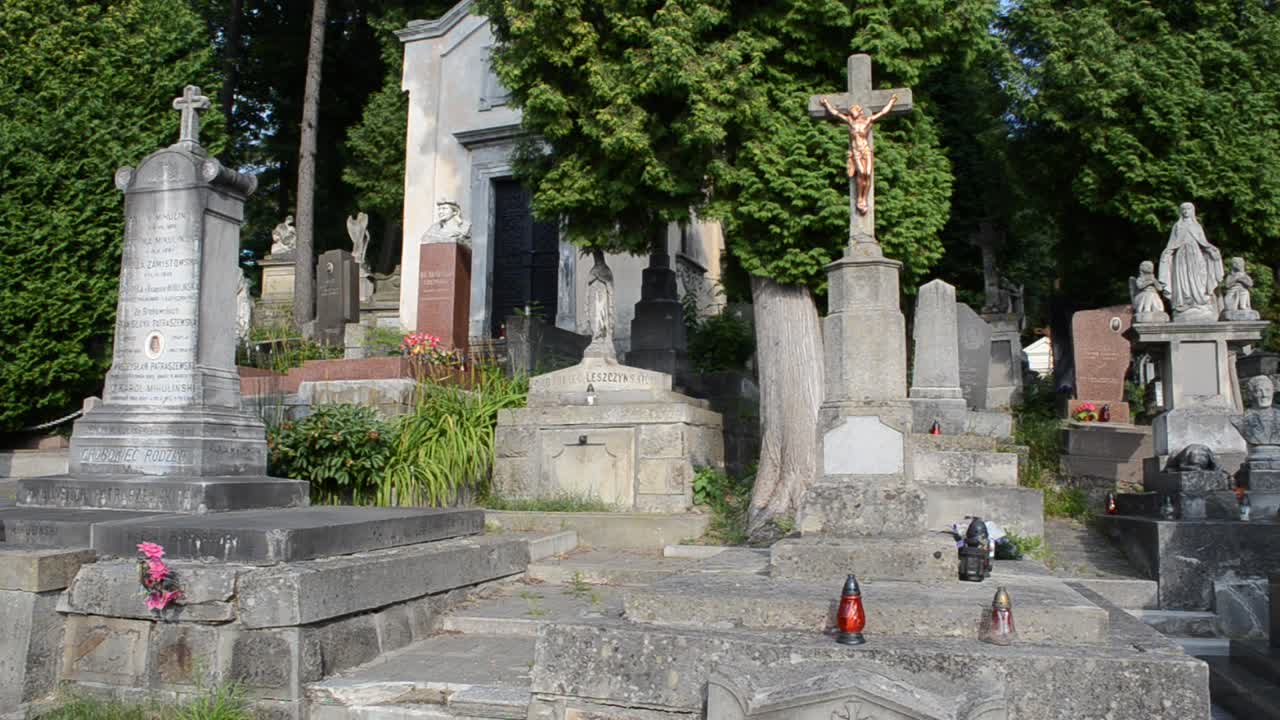 Vista dell'antico cimitero di Lychakiv (Città di Leopoli, Ucraina). Il cimitero di Lychakiv, complesso storico e commemorativo (dal 1991) a Leopoli, nel quartiere storico di Lychakiv, uno dei cimiteri più antichi dell'Ucraina.