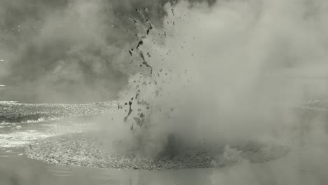 Espectáculo-Geológico-De-Erupción-Geotérmica-De-Lodo-Burbujeante-Con-Vapor-Caliente.