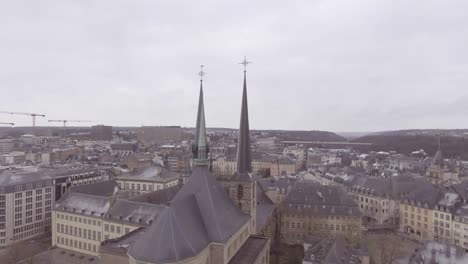 Antena-Sobre-La-Iglesia-Y-El-Paisaje-Urbano-Que-Establece-El-Centro-De-La-Ciudad-De-Luxemburgo