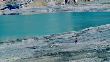 Eine-Mutter-Mit-Ihrem-Kind,-Die-Auf-Diesen-Blauen,-Kalten-See-Zugeht,-Fotos-Macht-Und-Die-Natur-Genießt,-Die-Sie-Umgibt