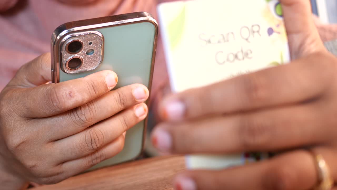 una mujer usando su teléfono para escanear un código qr