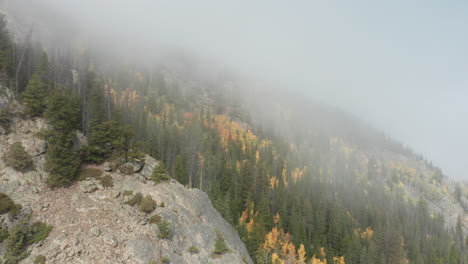 Northern-Colorado-Drohnenaufnahmen-Von-Herbstfarben-In-Den-Bergen