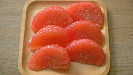 pomelo rojo fresco o pomelo en el plato