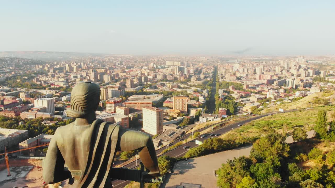 예레반, 아르메니아 - 2021 년 9 월 2 일: 어머니 아르메니아의 동상. 어머니 아르메니아 기념비 공중 근접 원형. 배경 거리, 예레반의 승리의 공원 건물