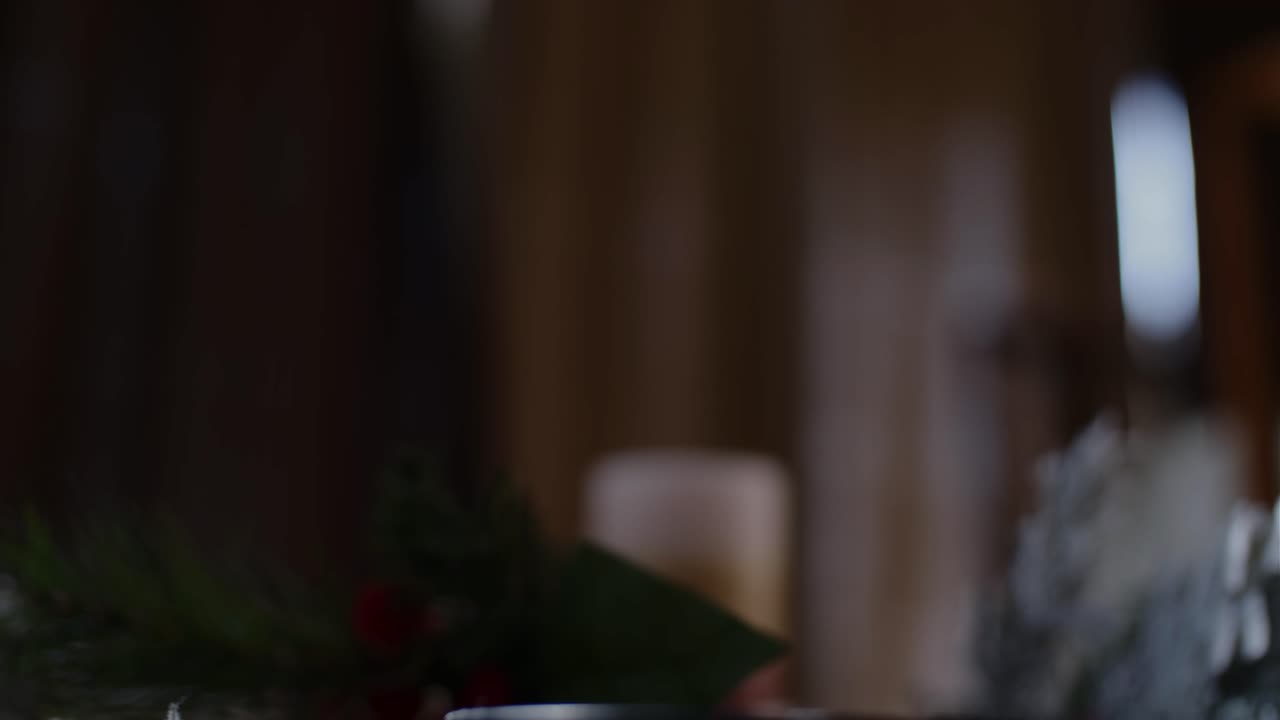 아프리카계 미국인의 손이 크리스마스 에그노그 전통 명절 음료 두 개를 집어들고 있습니다.