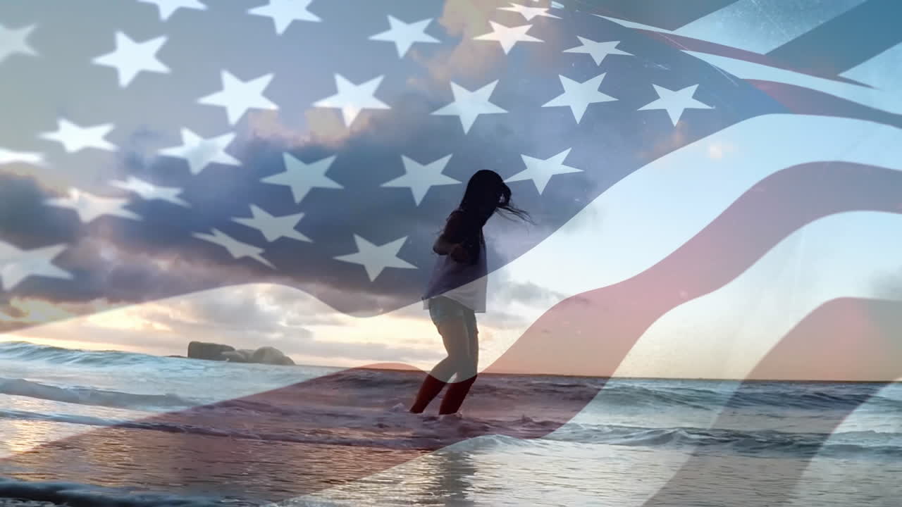 mujer jugando con las olas en la playa