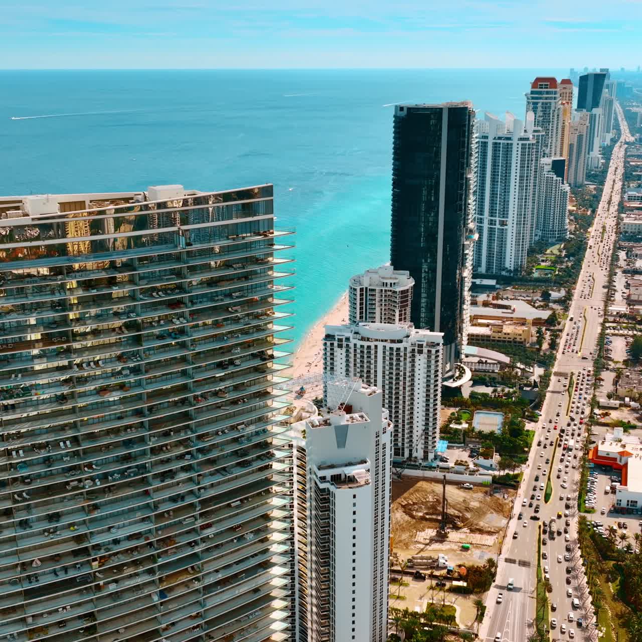 Scendendo sul fantastico paesaggio di Miami, Florida, USA. Panorama soleggiato con le acque dell'Oceano Atlantico sullo sfondo.
