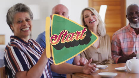 comienza el texto sobre una pancarta triangular contra dos parejas de alto nivel que toman café juntas en casa.