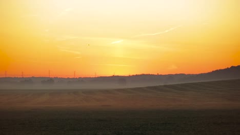 Hermoso-Cielo-Naranja-Sobre-El-Impresionante-Paisaje-Brumoso-En-Polonia---Toma-Amplia