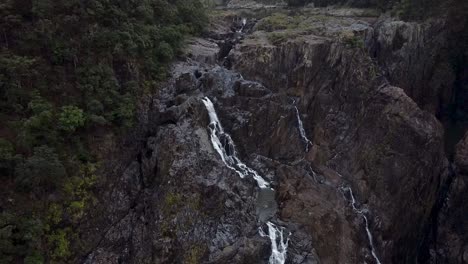 Impresionante-Vista-Aérea-De-Las-Cataratas-Barron-En-Queensland,-Australia---Drone-Aéreo