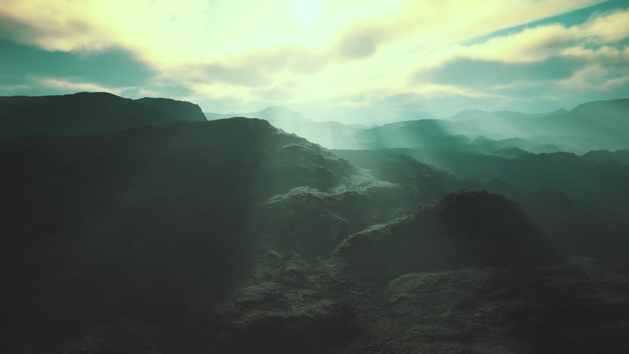 polvo volcánico negro y montañas con niebla en el fondo