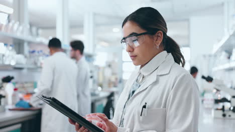 Ciencia,-Trabajo-Con-Tabletas-Y-Pensamiento-Femenino