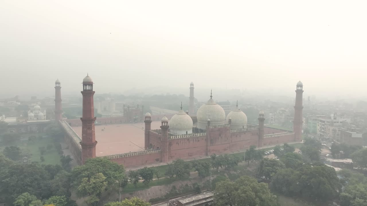 Amanecer brumoso en la Mezquita Badshahi, Lahore. Vista aérea