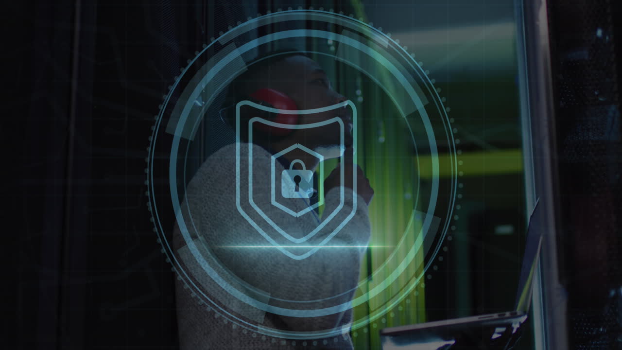 animación de texto de seguridad cibernética y candado en círculo, ingeniero afroamericano comprobando la sala de datos