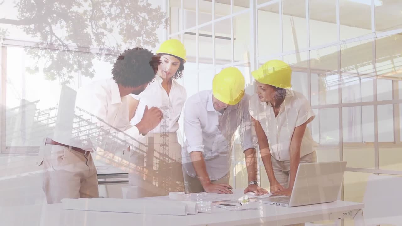 trabajadores que interactúan entre sí en un edificio de fondo