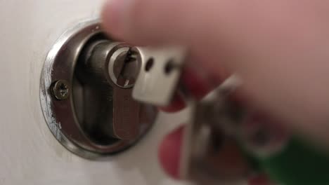 cerrar más rápido una puerta con llave en múltiples ocasiones en una vista más cercana