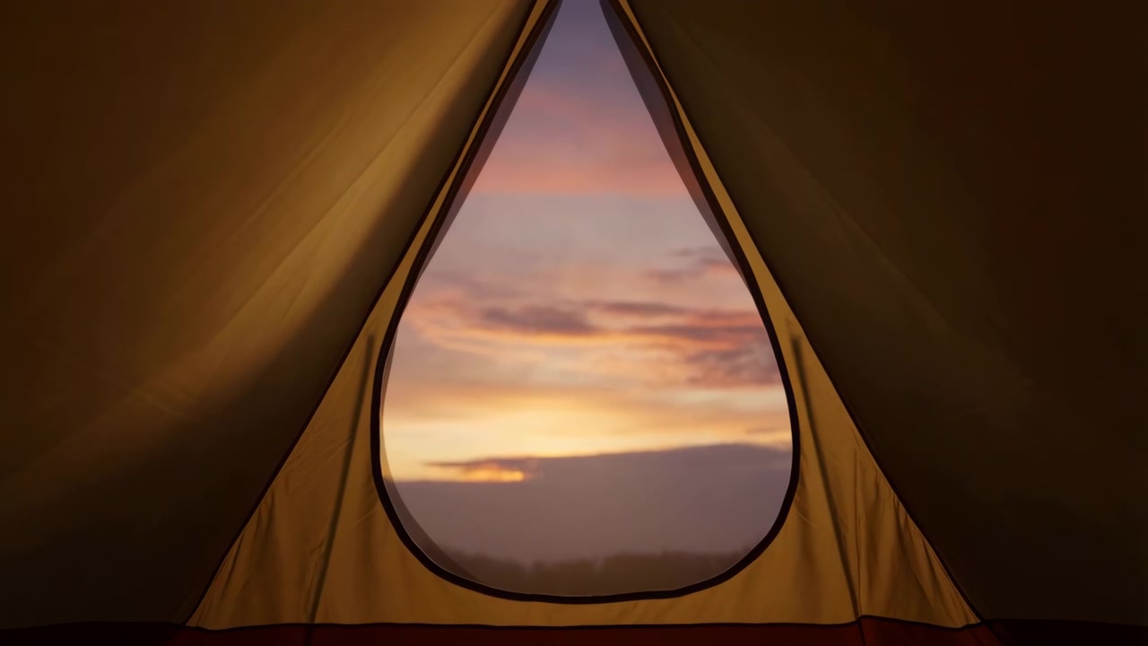 Una serena vista del tramonto dall'interno di una tenda durante un campeggio in un ambiente naturale. Il cielo mostra una splendida miscela di tonalità arancioni e viola, mentre la texture del tessuto