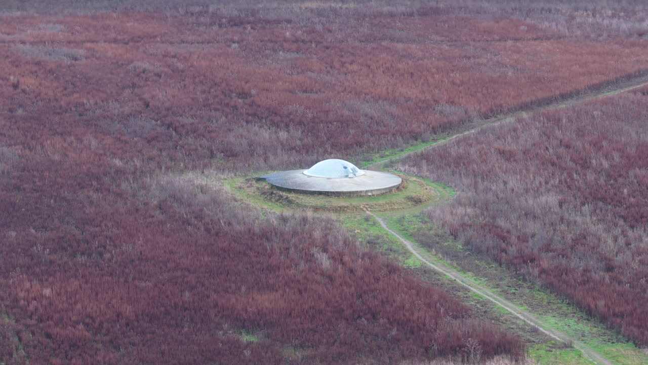 Torretta d'artiglieria che sporge in un campo sopra la Fortezza di Eben-Emael, AEREA.