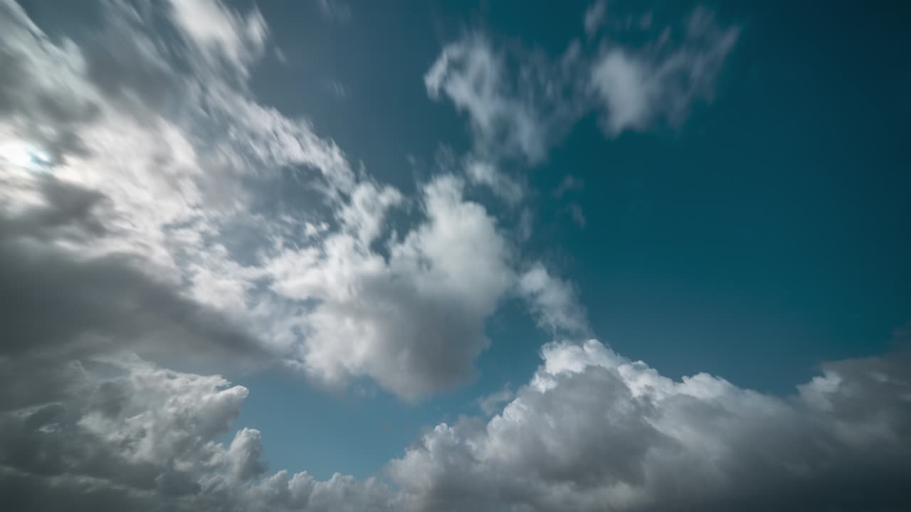 nubes tormentosas que se mueven rápidamente en el cielo azul