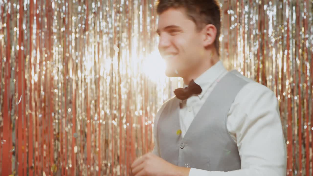 joven soplando burbujas de jabón