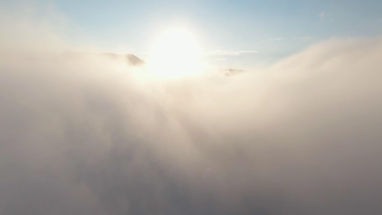 구름 위의 해가 뜨는 것