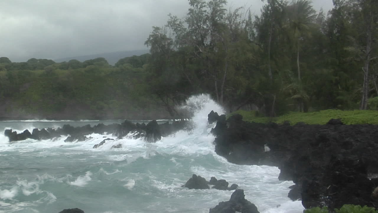 큰 태평양 폭풍이 큰 파도로 하와이를 강타하다 6
