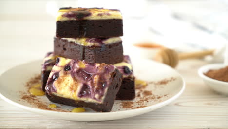 Pastel-De-Brownies-De-Queso-Y-Arándanos-Sobre-Tabla-De-Madera-Con-Miel