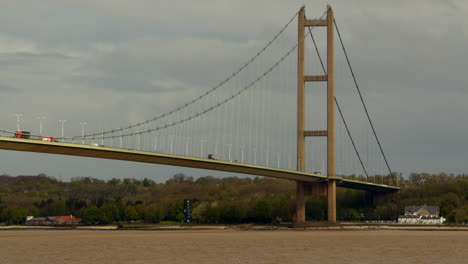 Mittlere-Aufnahme-Des-Nordturms-Der-Humber-Bridge