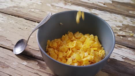 cereal de trigo que se derrama en un cuenco 4k