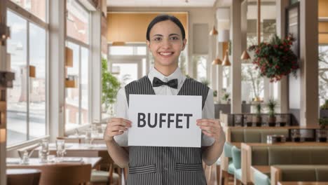mujer india feliz camarero sosteniendo el estandarte del buffet