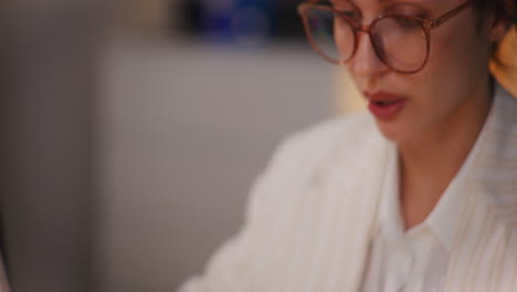 미소 짓는 계산기에 계산하는 여자