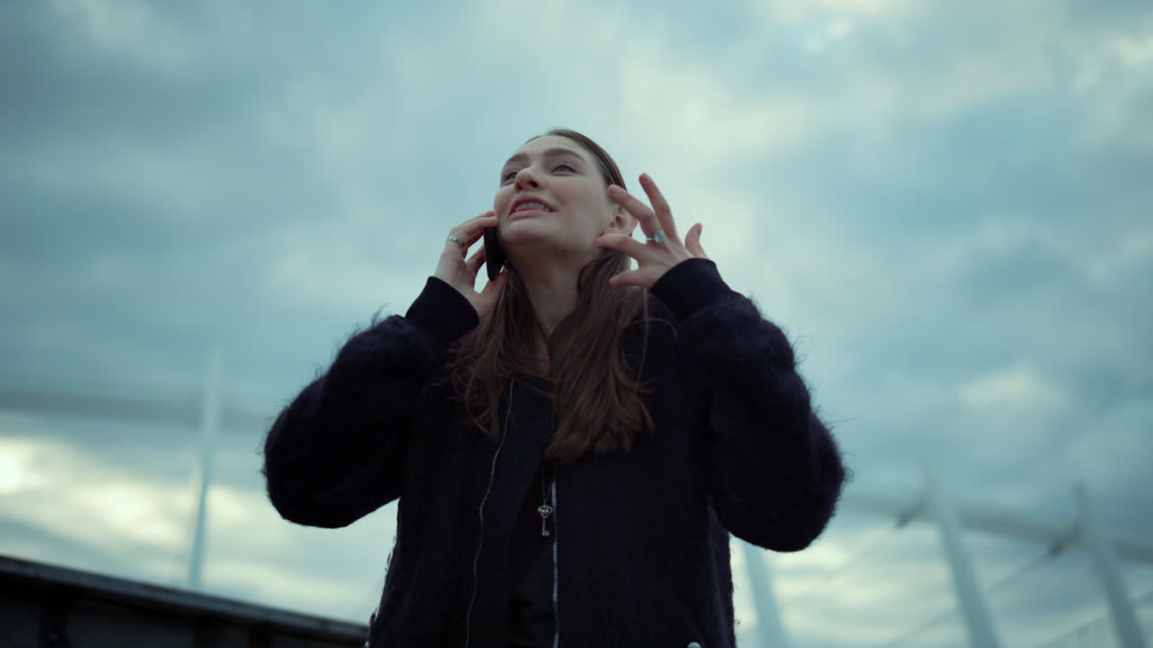 스마트폰으로 이야기하는 여성