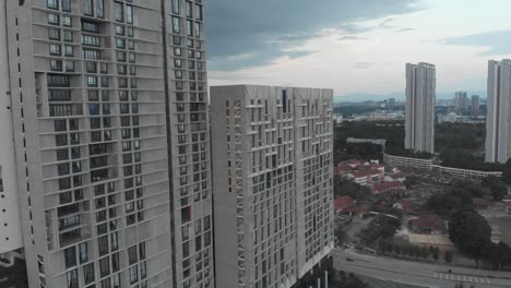 Toma-Inclinada-De-Tamarind-Suites-Cyberjaya-Durante-Un-Amanecer-Nublado,-Aéreo