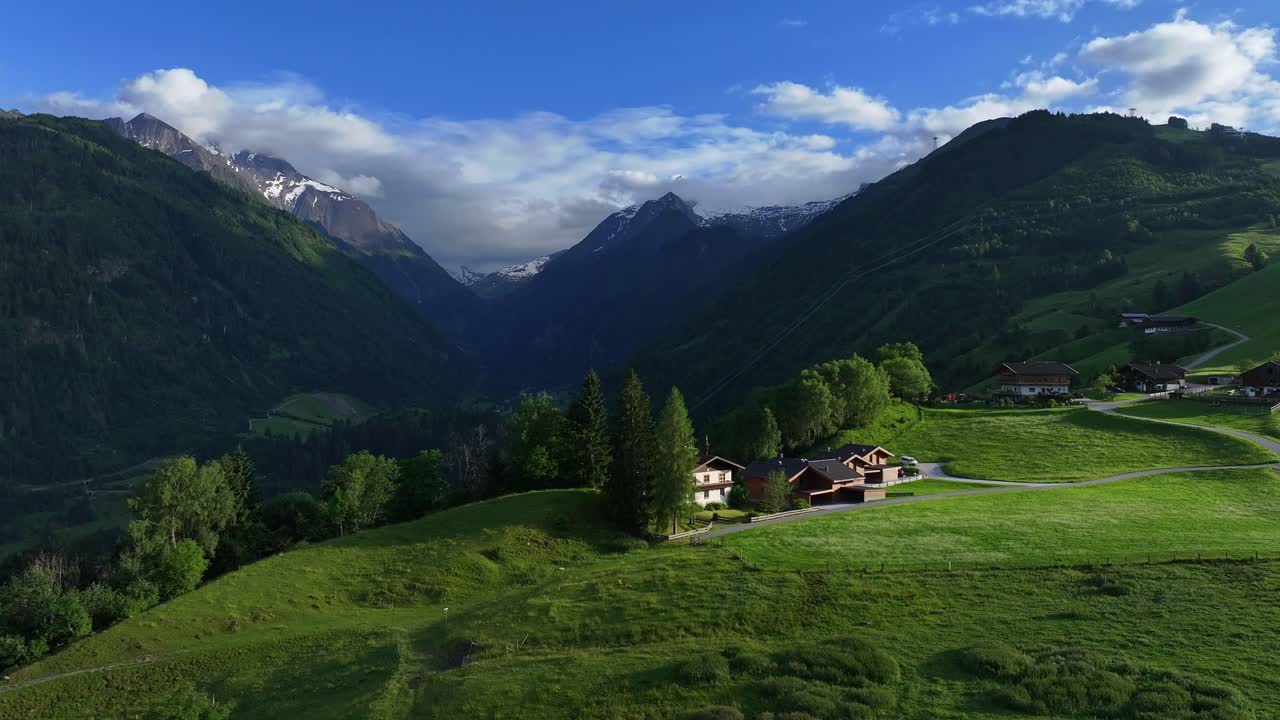 Rivelazione aerea della magnifica valle verde che conduce al comune di Kaprun