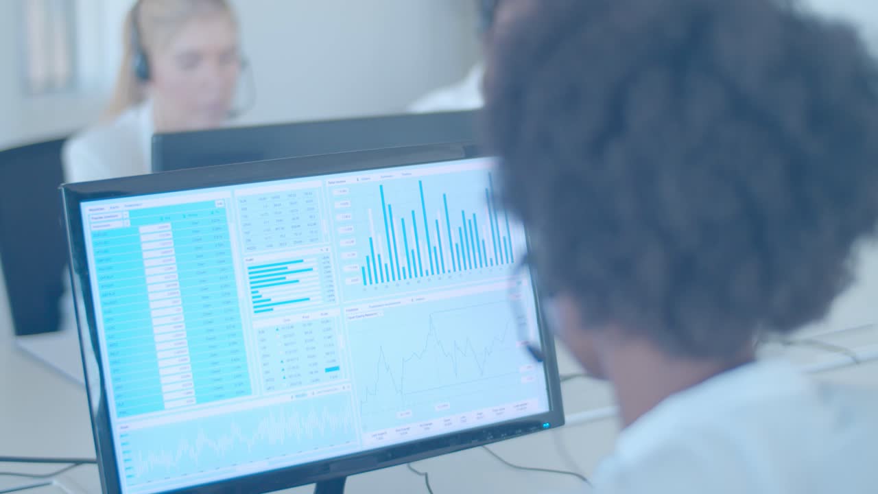 kvinnelig finansmegler som arbeider med data