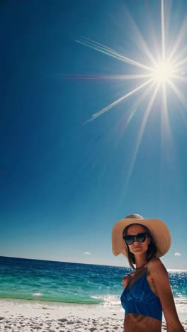 una mujer disfrutando de unas vacaciones en la playa.