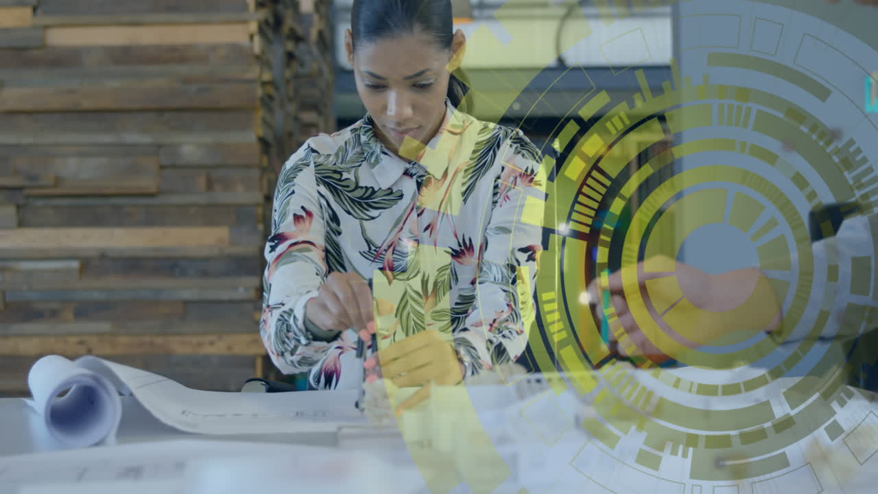 animación de escaneo de alcance y procesamiento de datos sobre empresaria biracial en la oficina