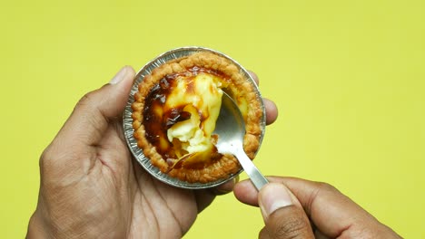 Eating-a-egg-tart-with-a-spoon