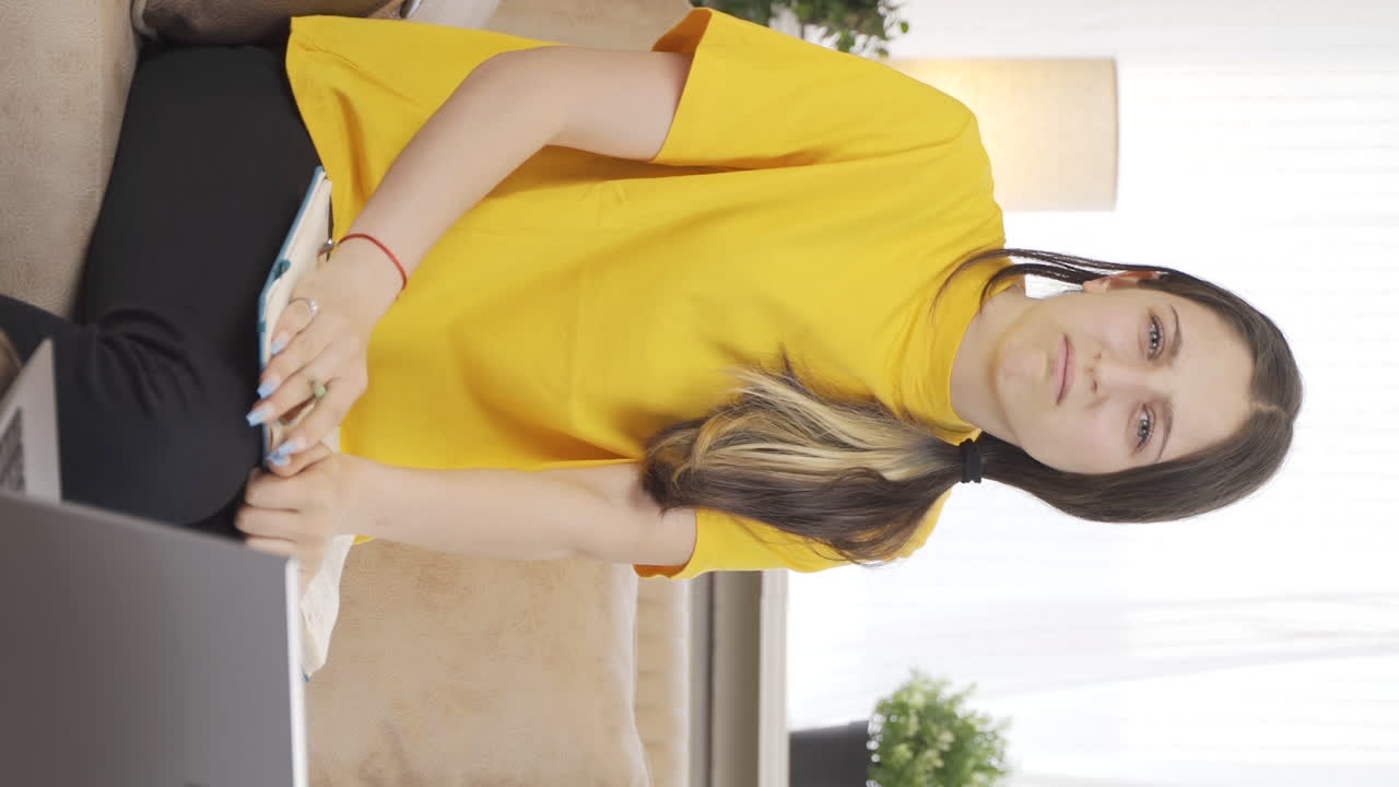 이 소식에 놀랐고 행복한 여학생의 수직 비디오입니다.