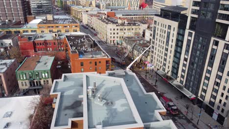 vista aérea de un incendio de una casa de la ciudad en una gran ciudad